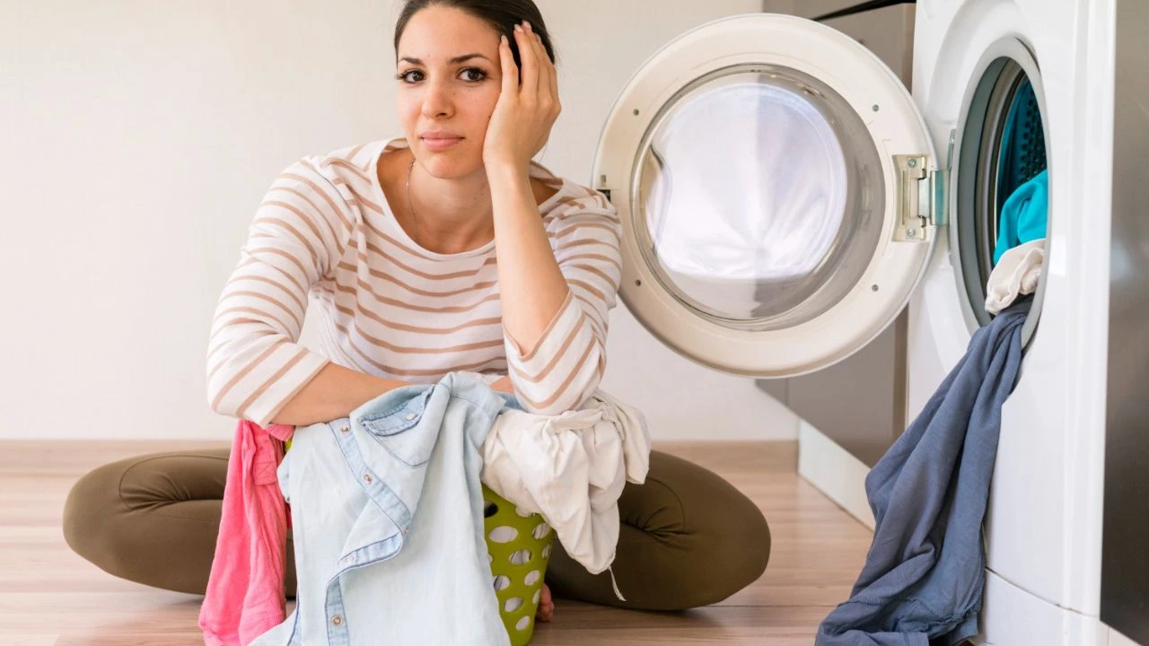 5 erros que você comete na hora de lavar roupas, especialista diz